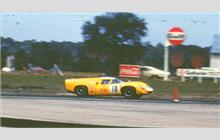 10 - Lola T70 Mk.3 GT Chevrolet #SL73/101 - Ecurie Bonnier